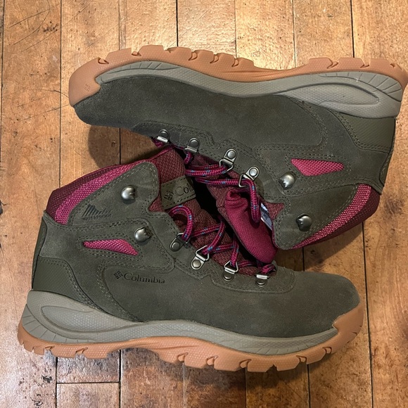 Columbia Shoes - Women’s 9 like new Columbia Newton Ridge hiking boots